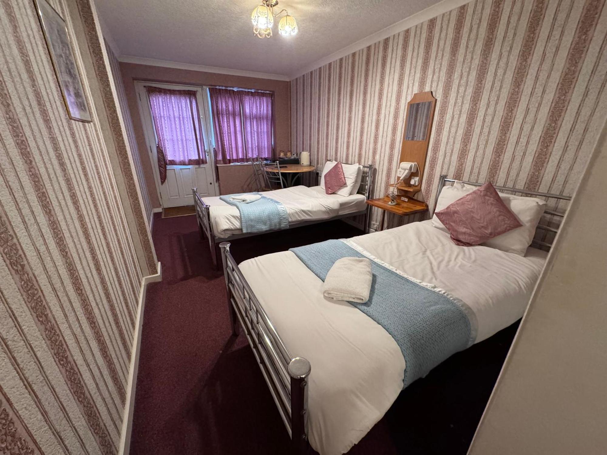 All Seasons Gatwick Guest House & Parking Horley Kültér fotó
